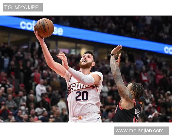 马克-威廉姆斯:太阳队防守体系的内线支柱,防守效率与篮板保护的定海神针 马克-威廉姆斯:太阳队防守体系的内线支柱,防守效率与篮板保护的定海神针